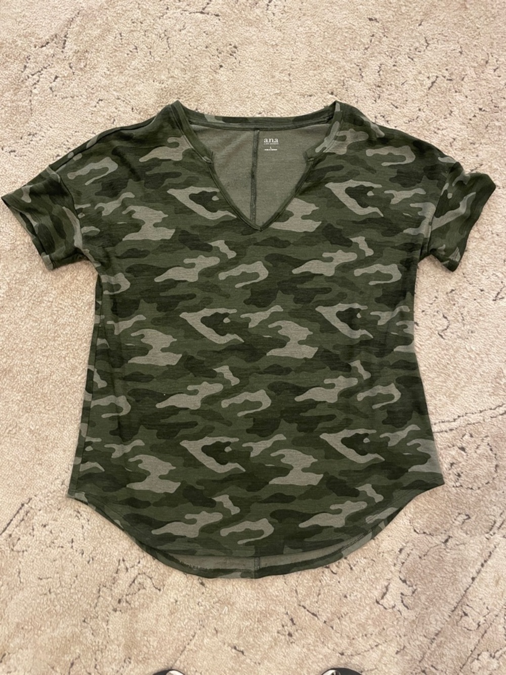 a.n.a Olive Green Camo V‑Neck Short Sleeve Top